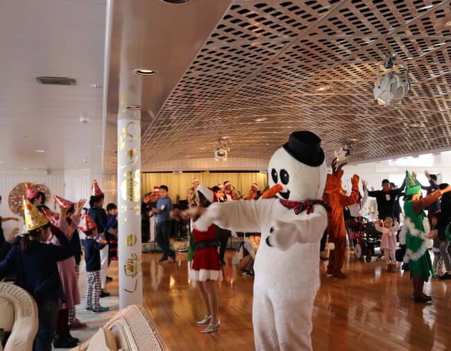 Children and Family from Hope&Wish Welcomed Aboard Christmas-decorated Asuka II