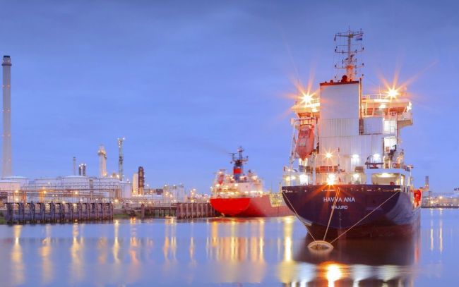tanker in Rotterdam's Tweede Petroleumhaven