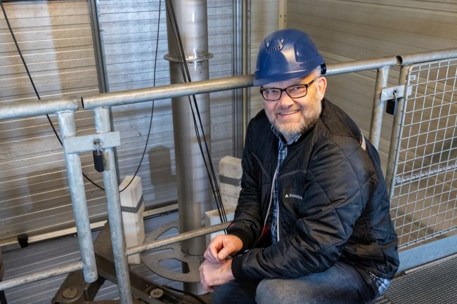 Project Manager Lars Foged in front of a pump inside the Svanehøj test tower during one of the HHI/SHI-tests in March 2020.