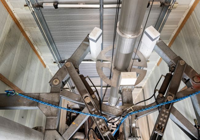 The test tower simulates the conditions on board a ship. During the four hours of testing, changes in temperature and vibration are measured to demonstrate “robustness of design”.