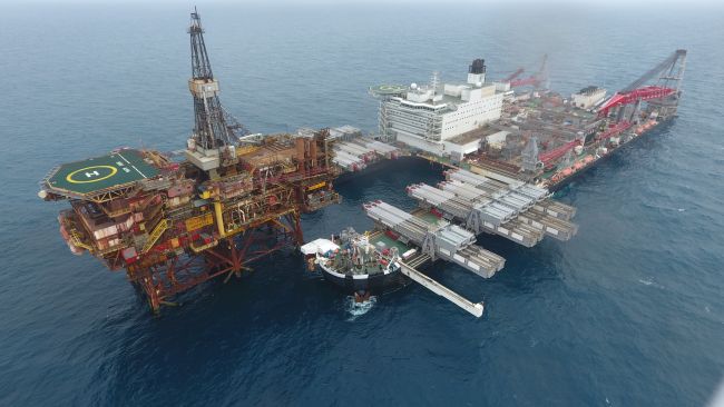 Pioneering Spirit moving-in-around-the-Alpha-platform