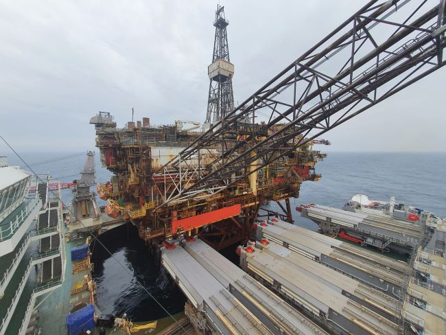 Pioneering Spirit Connecting the horseshoes