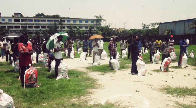NGOs Distribute Emergency Food To Shipbreaking Workers In Bangladesh_2