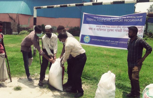 NGOs Distribute Emergency Food To Shipbreaking Workers In Bangladesh_6