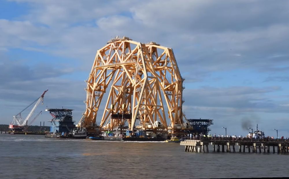 Massive Cranes For Salvage Of MV Golden Ray 