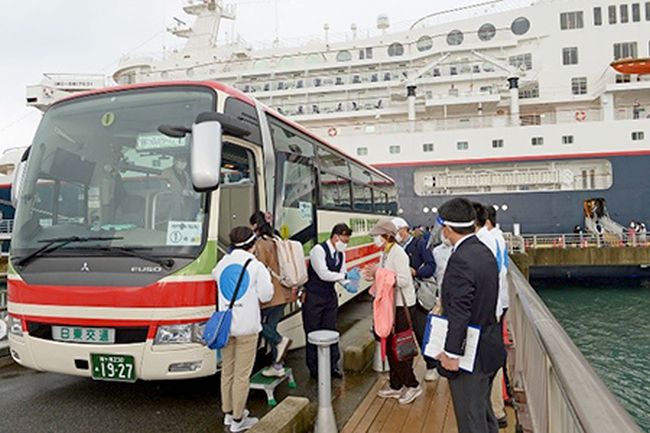 Nippon Maru at Tateyama port _ passengers