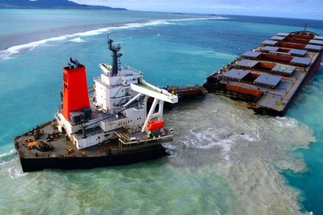 MV Wakashio Japanese cargo carrier mauritius oil spill
