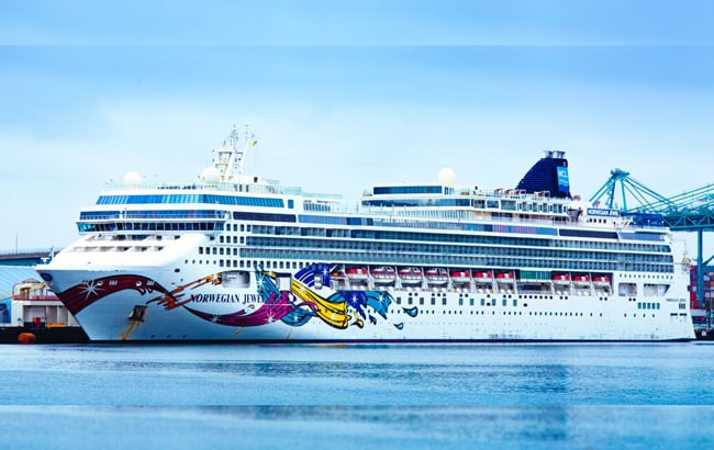 Cruise-ships-without-passengers-dock-at-los-angeles
