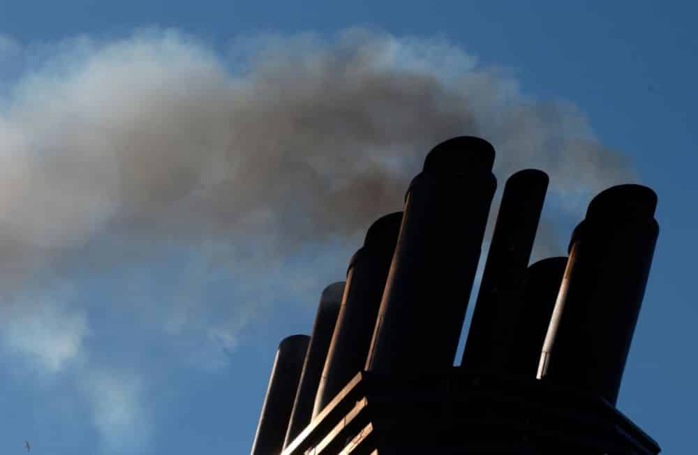 IMO-Arctic-Pollution-SummitAJAXNETPHOTO. AT SEA, ENGLISH CHANNEL. - EXHAUST EMISSIONS - DIESEL ENGINE EXHAUST SMOKE FROM A SHIP'S FUNNEL.PHOTO: JONATHAN EASTLAND/AJAX/Alamy