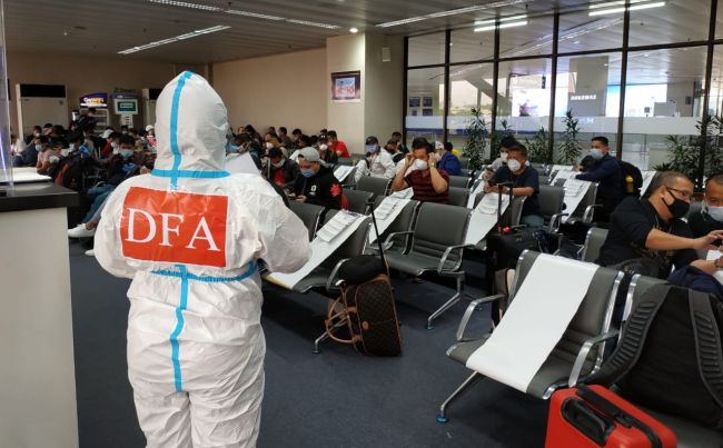DFA welcomed 262 Filipino seafarers from Barbados via Qatar Air flight