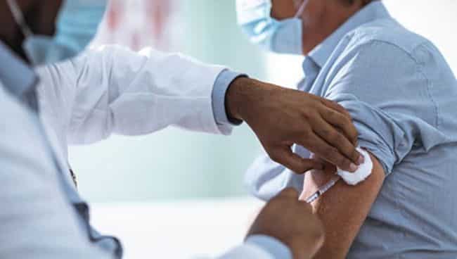 covid vaccine injecting