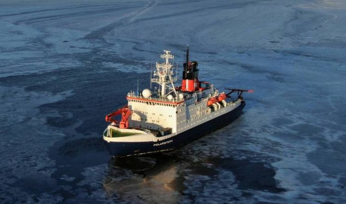 Polarstern Between Brunt and RalphTimmermann