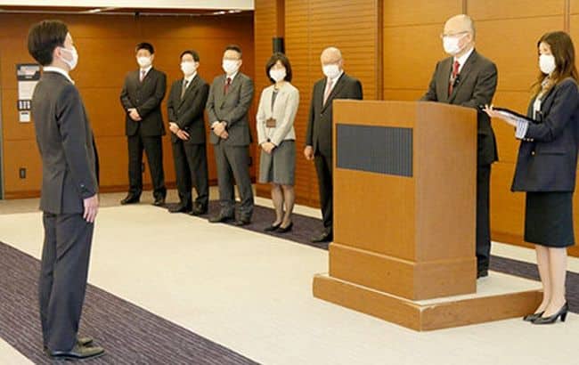 MOL President & CEO Hashimoto Addresses Company's Entrance Ceremony