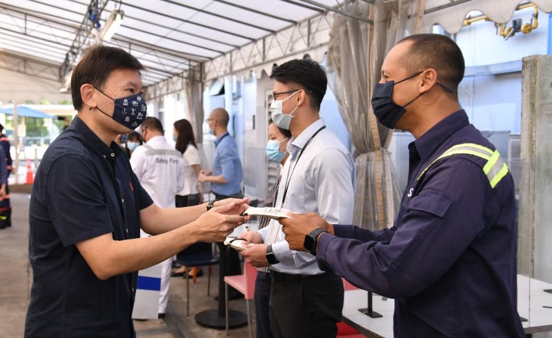 Senior Minister of State for Transport and Foreign Affairs, Mr Chee Hong Tat. distributing the MaritimeSG masks to PSA frontliners
