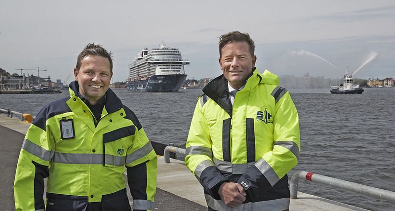 Thomas Andersson, vd Stockholms Hamn & Joakim Larsson (M) stadsbyggnadsborgarråd framför Mein Schiff 1 -
