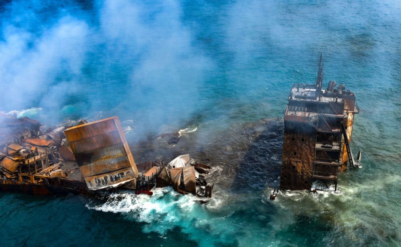 X-Press Pearl Sinks off colombo 