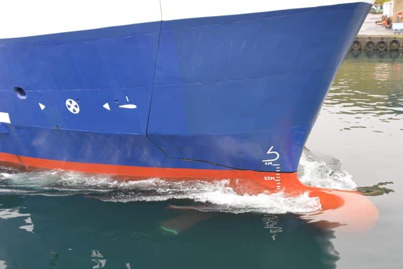 Close-up view of the bow foils as MS Teistin departs Skopun