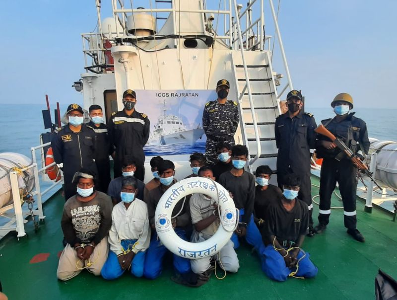 Indian coast guard ship rajratan arrests pakistani boat 