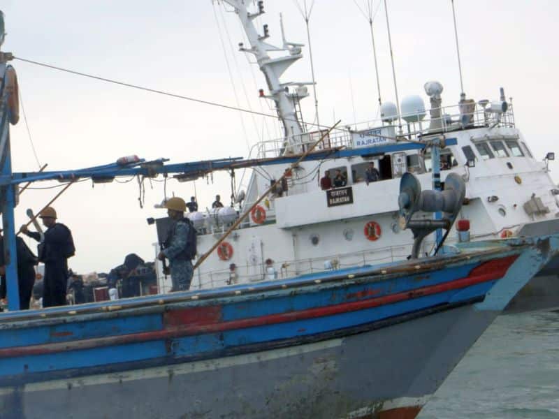 Indian coast guard ship rajratan arrests pakistani boat