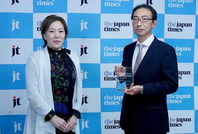 MOL Senior Managing Executive Officer Toshiaki Tanaka(right)at the awards ceremony, held on September 28 in Tokyo