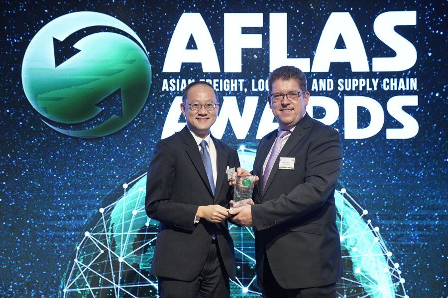 Consul General Ong Siew Gay representing MPA receiving the award at AFLAS 2021.