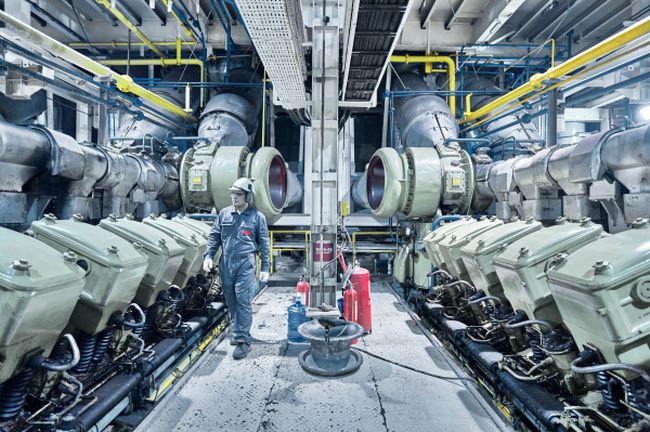 Conducting service and maintenance work in a power plant