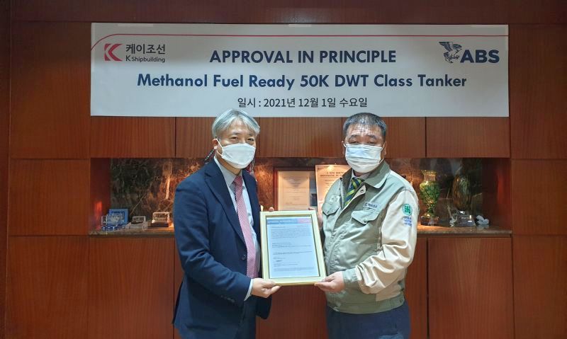 Seong Hun Kim, ABS Director, Korea Business Development presents the AIP to Tae-Hyun Koh, K Shipbuilding Chief Technology Officer