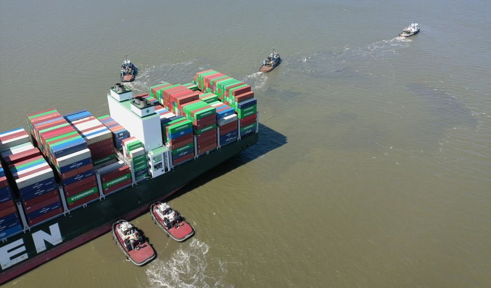 Evergreen Ever forward with 5 tugs