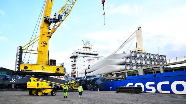 cosco ship at rotterdam