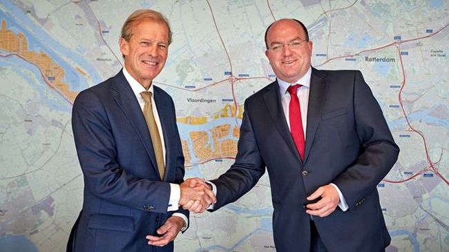 Port Execs take a moment together