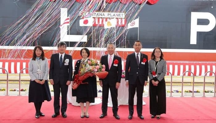 Mitsuru Yamanaka executive vice president of Astomos Energy Corporation Second from right; Akira Kono senior managing executive officer of NYK