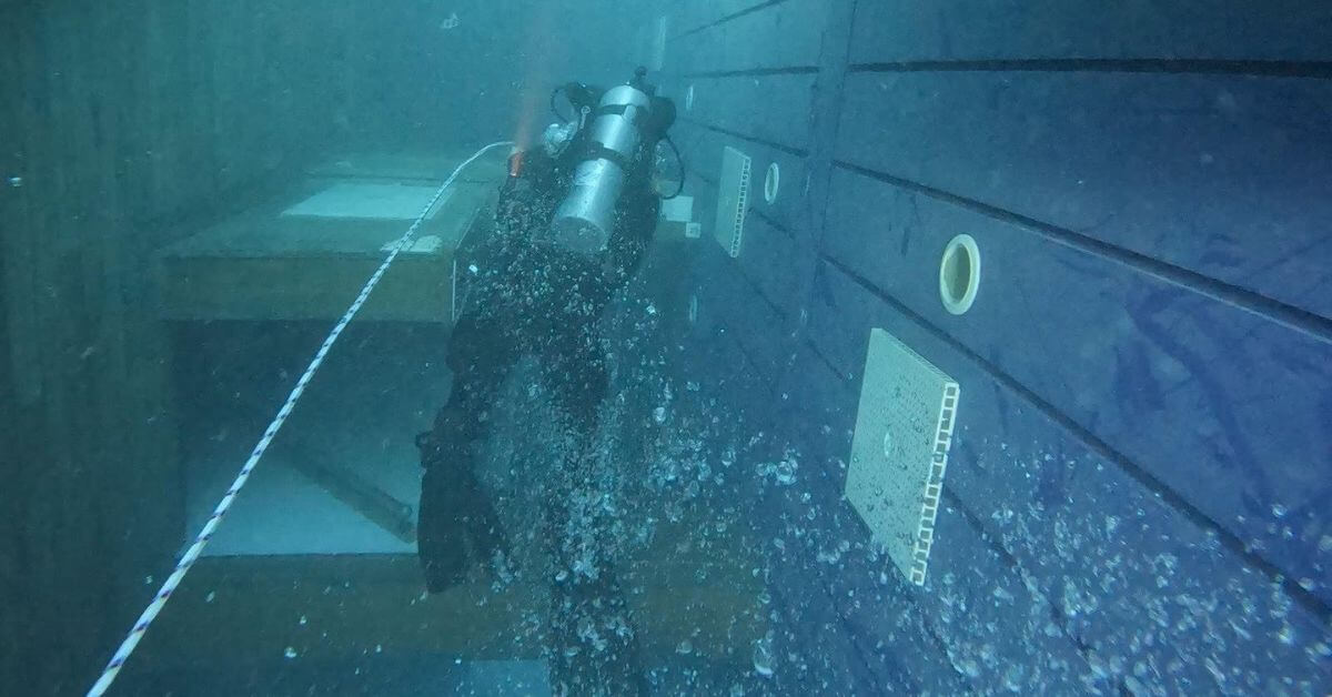HMNZS Manawanui Underwater