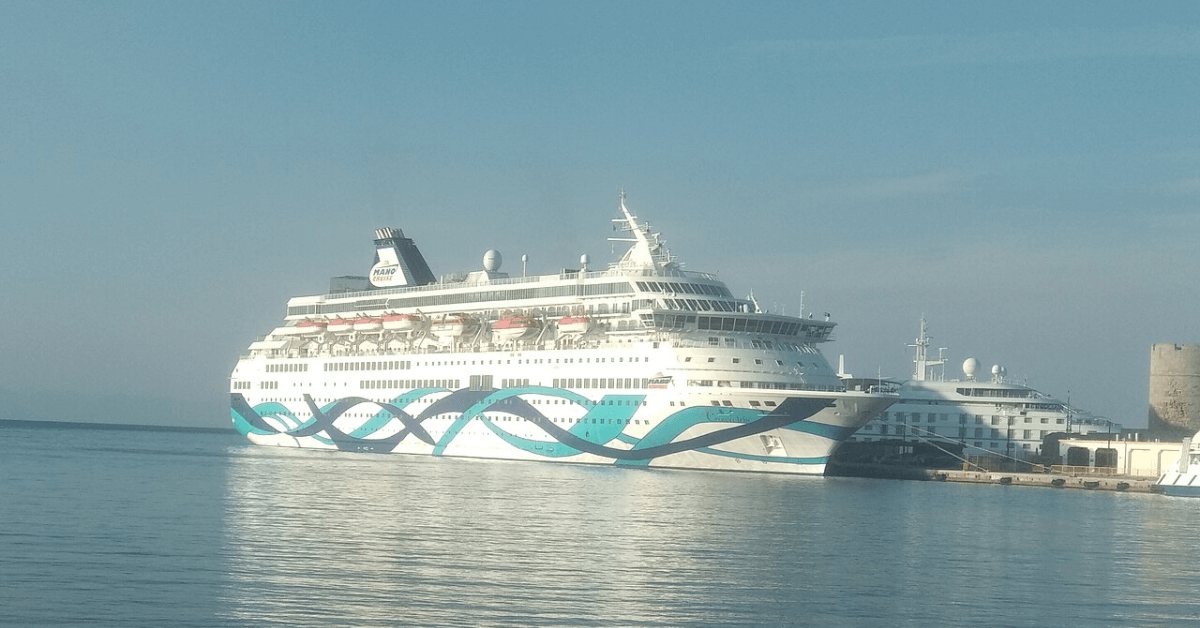 Cruise ship 