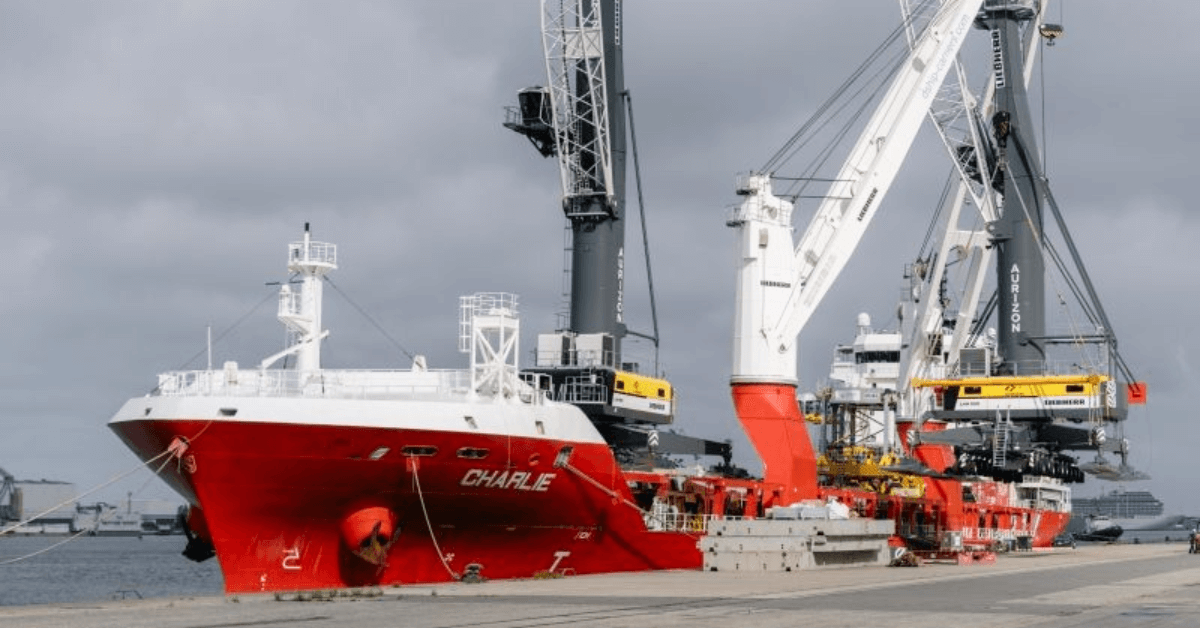 heavy-lift ship cranes